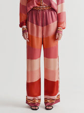 Pantalones anchos de satén con estampado paisley en contraste